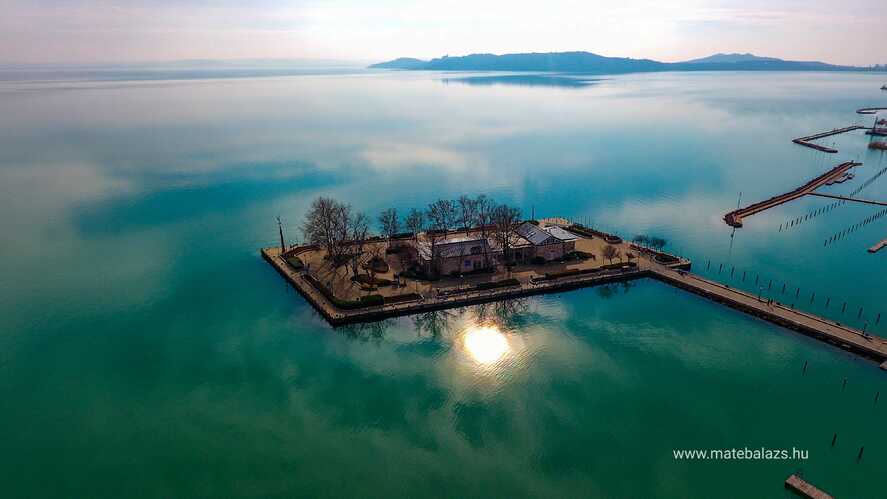 Megbillenő Balaton