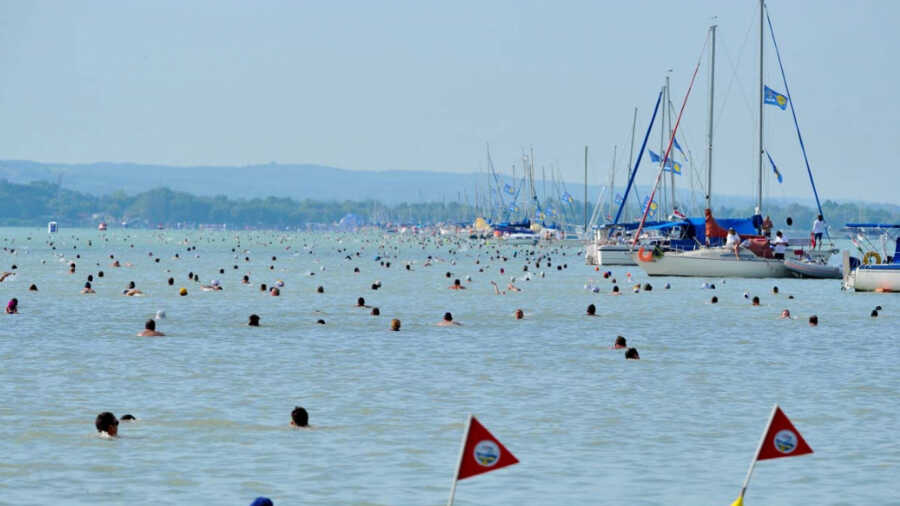 Balaton átúszása